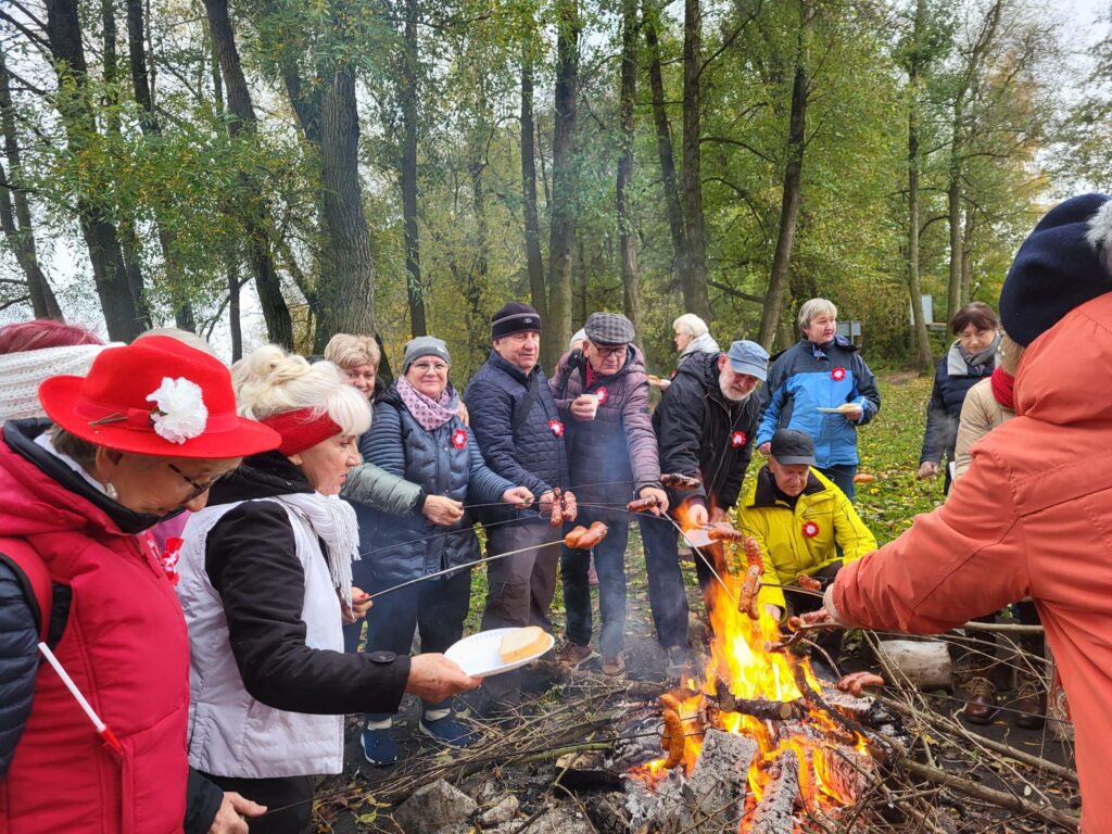 seniorzy obchodzą Święto Niepodległości w Żelewie