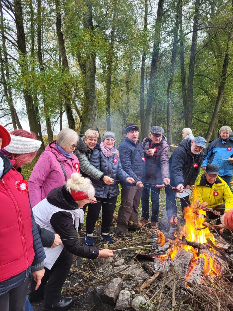 seniorzy obchodzą Święto Niepodległości w Żelewie