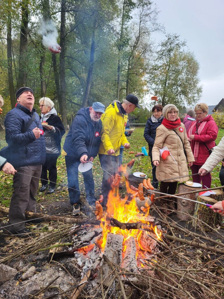 seniorzy obchodzą Święto Niepodległości w Żelewie