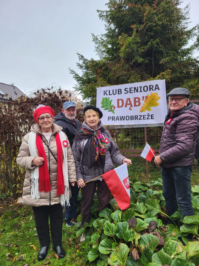 seniorzy obchodzą Święto Niepodległości w Żelewie