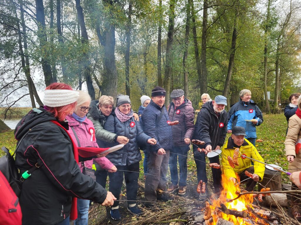 seniorzy obchodzą Święto Niepodległości w Żelewie