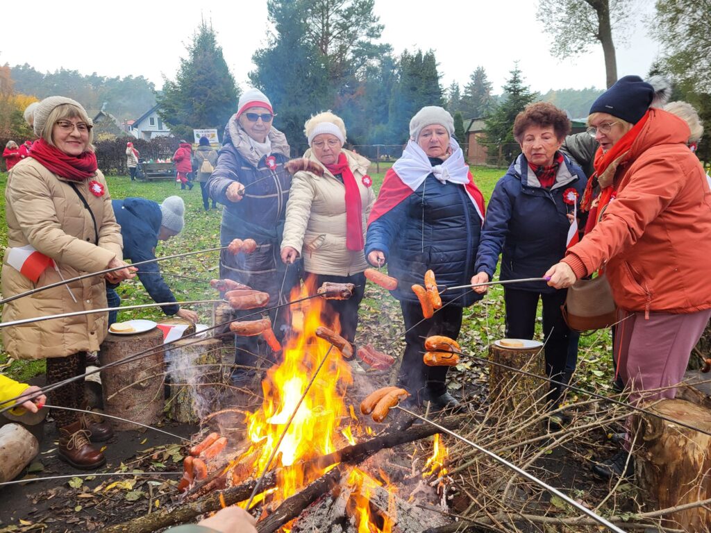 seniorzy obchodzą Święto Niepodległości w Żelewie