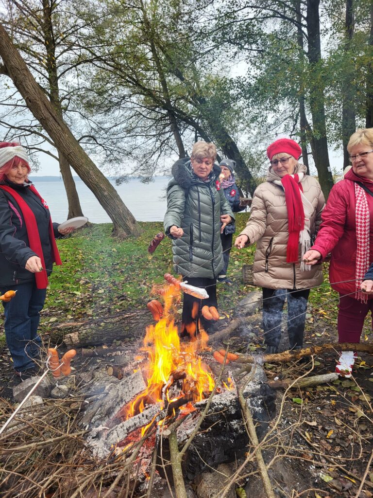 seniorzy obchodzą Święto Niepodległości w Żelewie