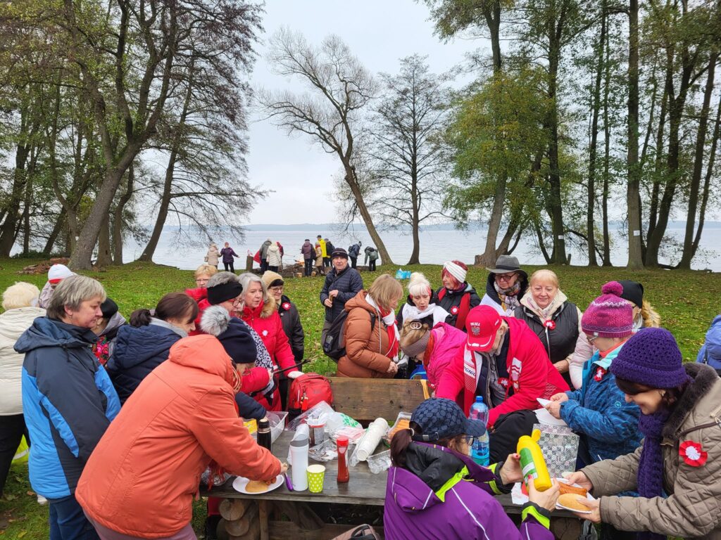 seniorzy obchodzą Święto Niepodległości w Żelewie