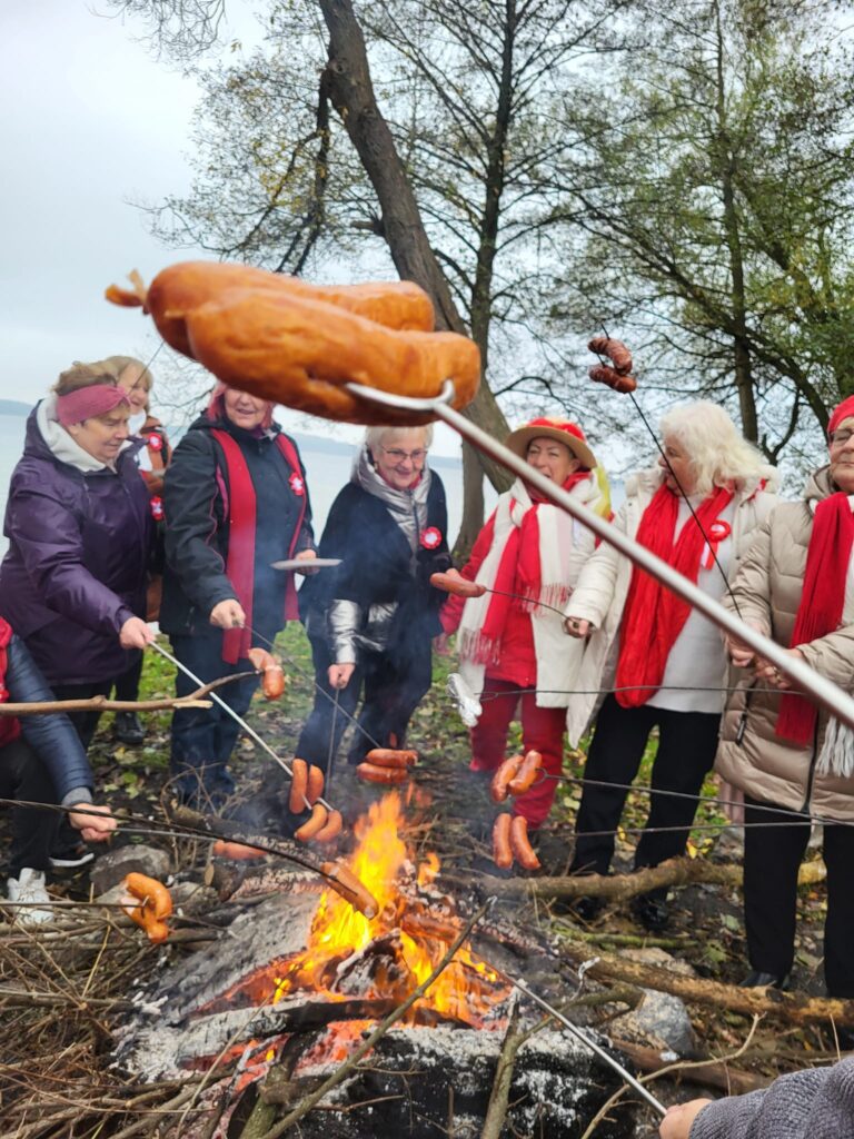 seniorzy obchodzą Święto Niepodległości w Żelewie