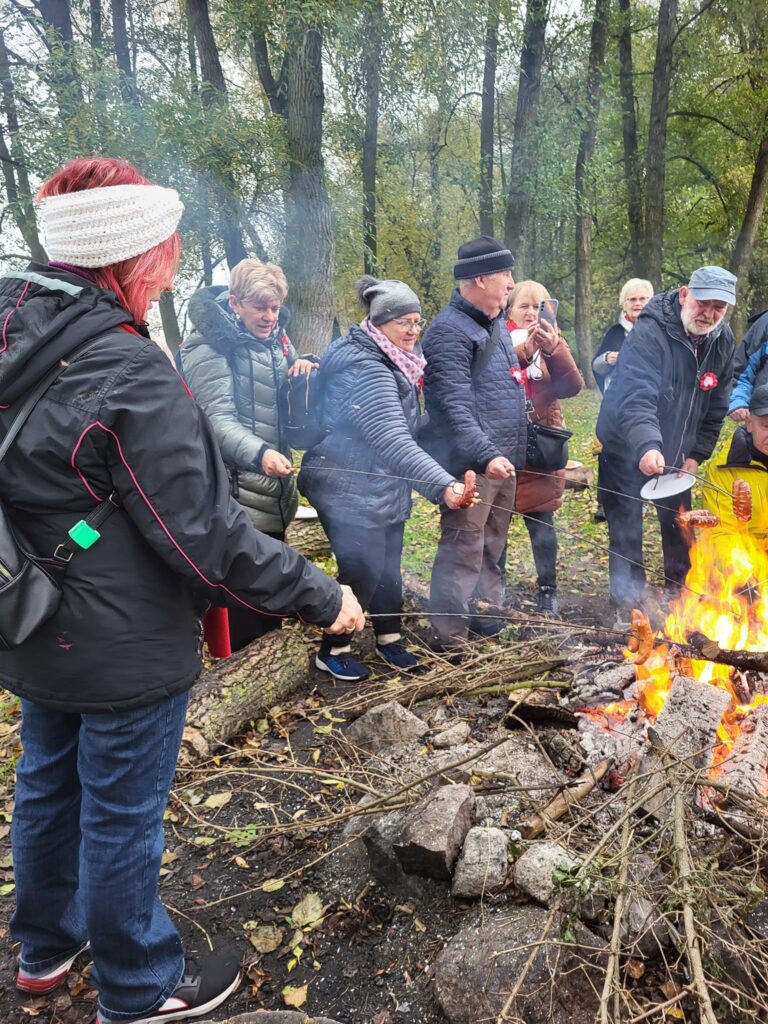 seniorzy obchodzą Święto Niepodległości w Żelewie