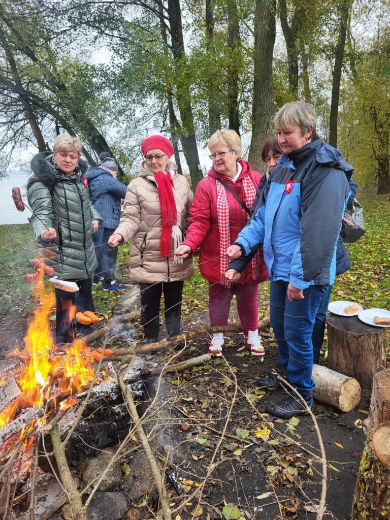 seniorzy obchodzą Święto Niepodległości w Żelewie