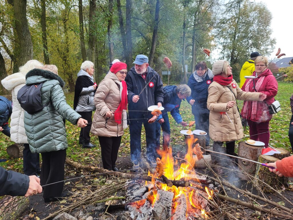 seniorzy obchodzą Święto Niepodległości w Żelewie