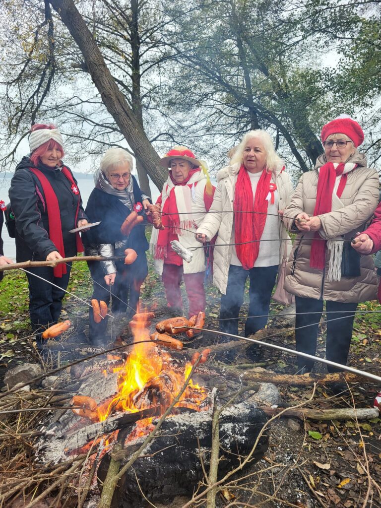 seniorzy obchodzą Święto Niepodległości w Żelewie