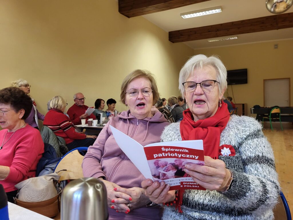 seniorzy obchodzą Święto Niepodległości w Żelewie