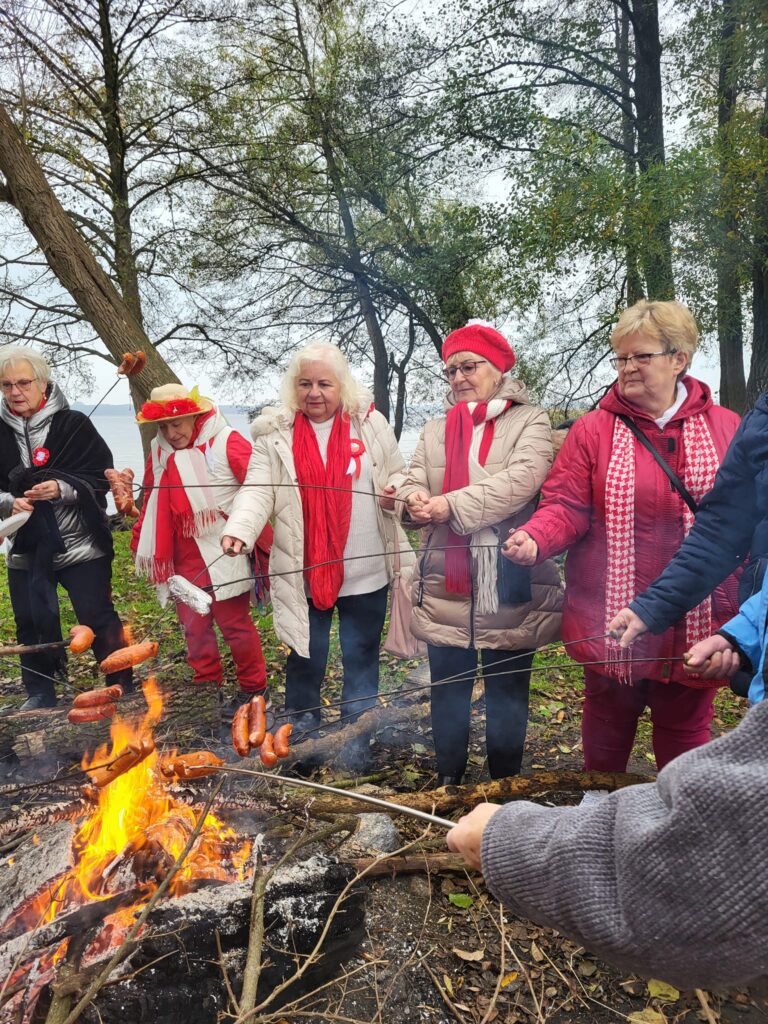 seniorzy obchodzą Święto Niepodległości w Żelewie