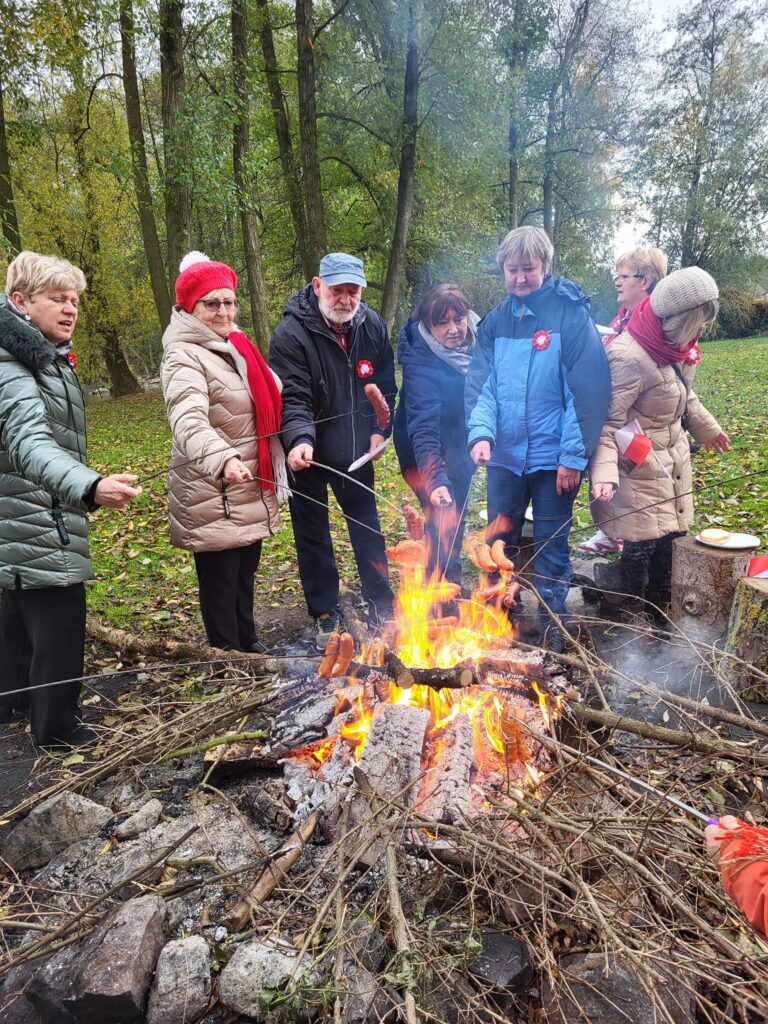 seniorzy obchodzą Święto Niepodległości w Żelewie