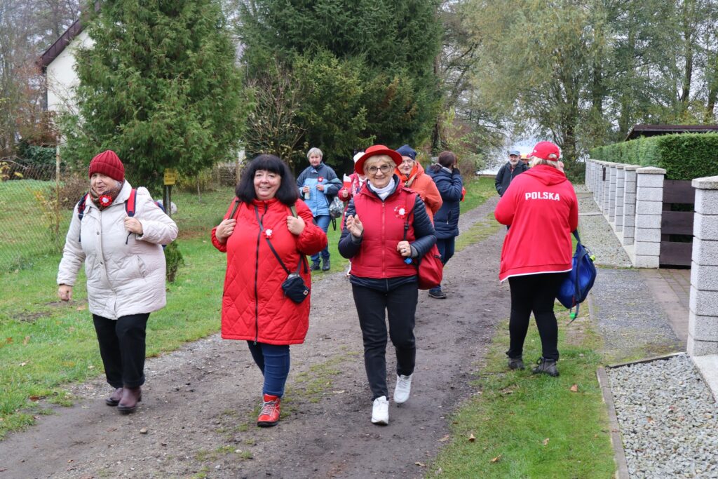 seniorzy obchodzą Święto Niepodległości w Żelewie