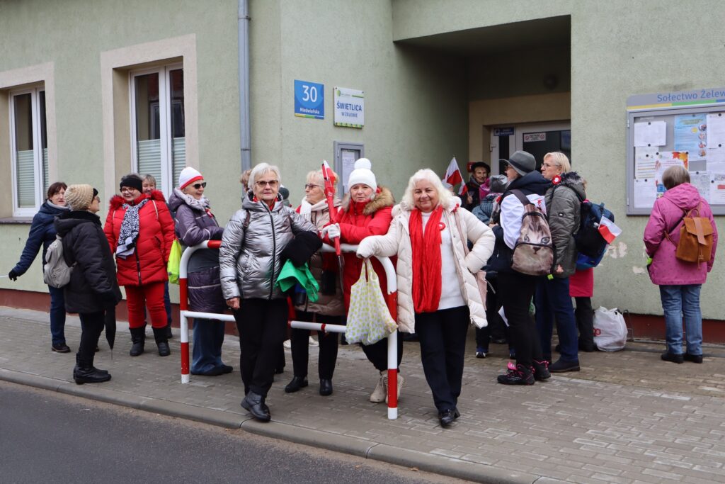 seniorzy obchodzą Święto Niepodległości w Żelewie