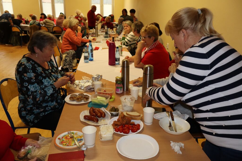 seniorzy obchodzą Święto Niepodległości w Żelewie