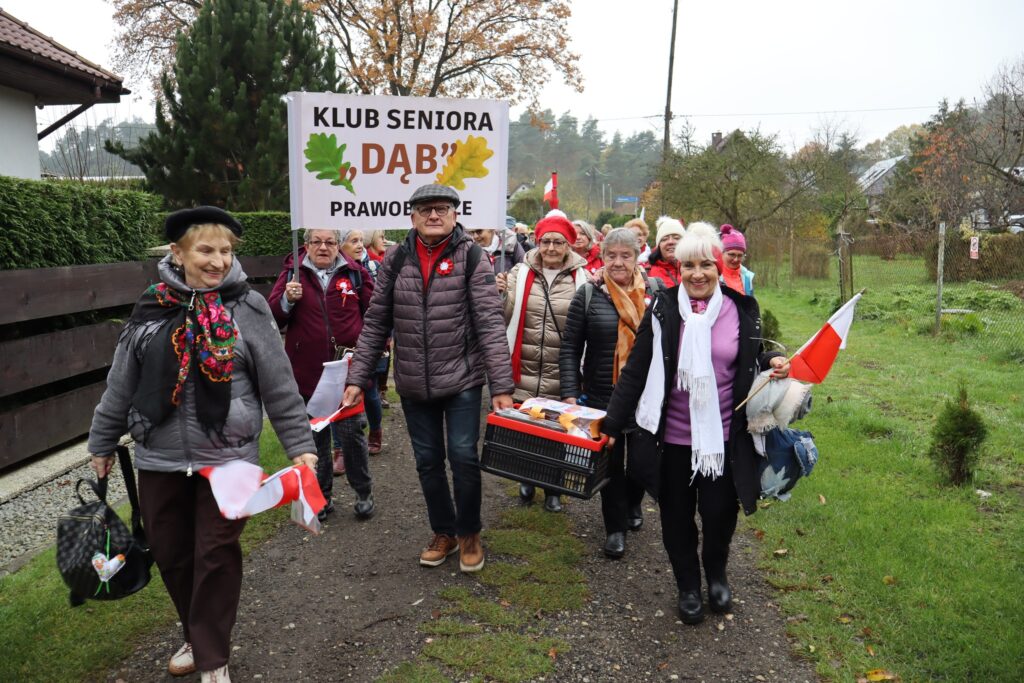 seniorzy obchodzą Święto Niepodległości w Żelewie