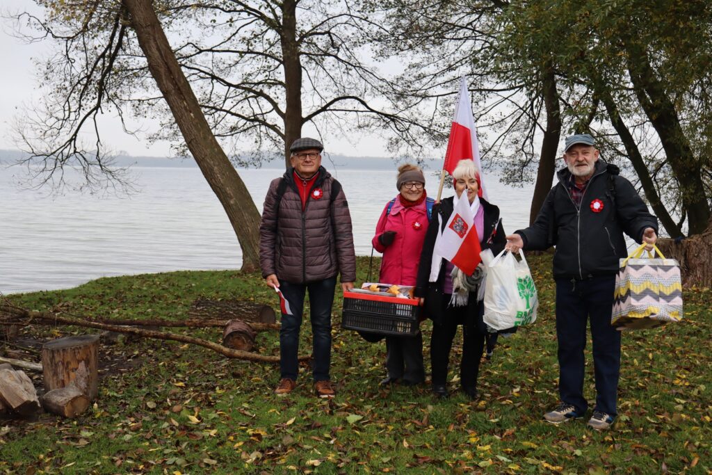 seniorzy obchodzą Święto Niepodległości w Żelewie