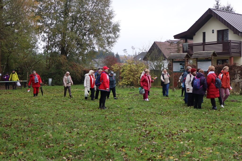 seniorzy obchodzą Święto Niepodległości w Żelewie