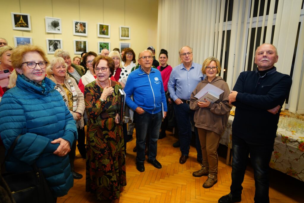 wernisaż wystawy fotograficznej "Moje ulubione kadry" w klubie "Dąb"