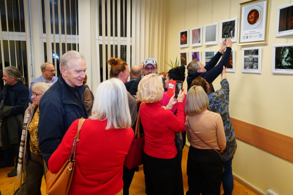 wernisaż wystawy fotograficznej "Moje ulubione kadry" w klubie "Dąb"