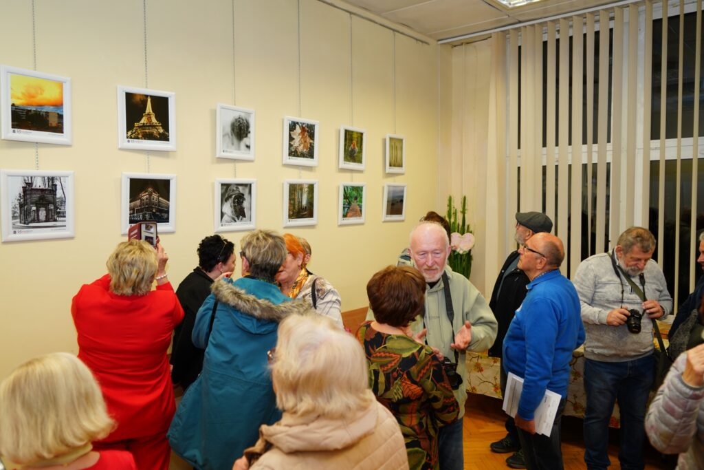 wernisaż wystawy fotograficznej "Moje ulubione kadry" w klubie "Dąb"