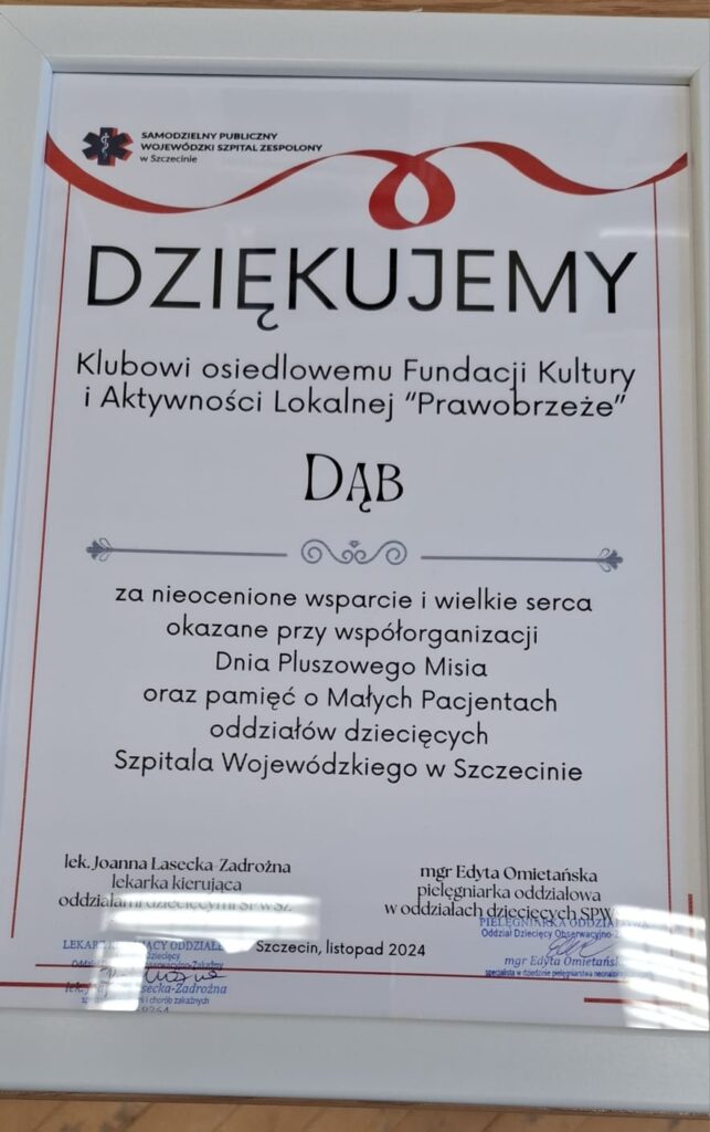 seniorzy przekazują prezenty z okazji Mikołajek dzieciom przebywającym w szpitalach