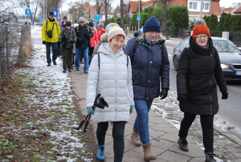 seniorzy na rajdzie zimowym w Puszczy Bukowej