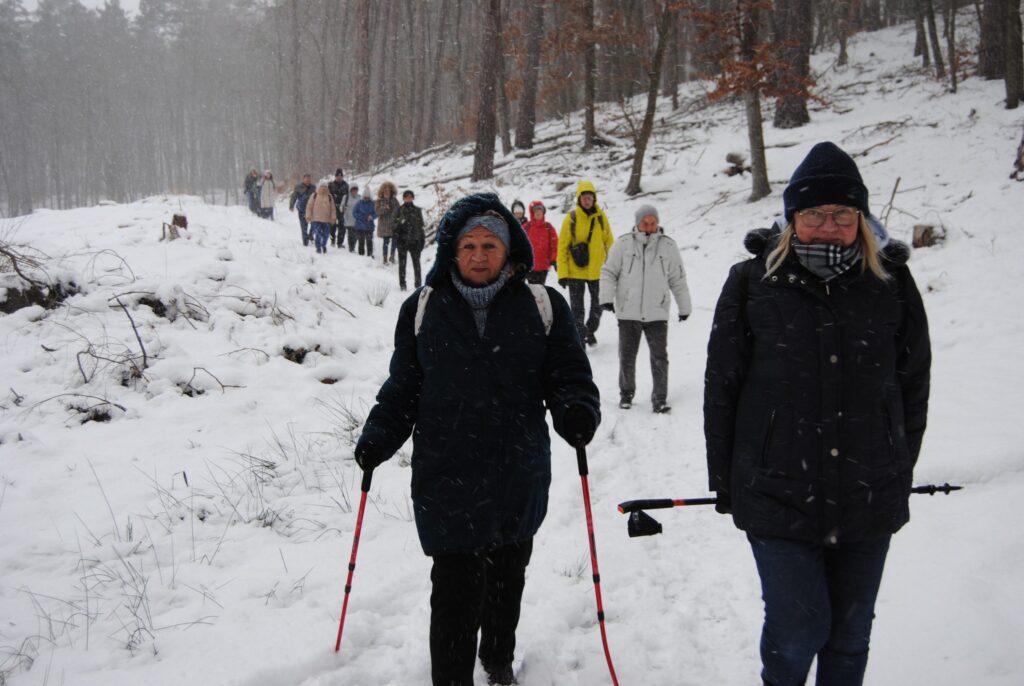 seniorzy na rajdzie zimowym w Puszczy Bukowej