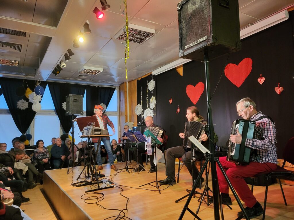 koncert Srebrzystych Akordeonistów w klubie Dąb