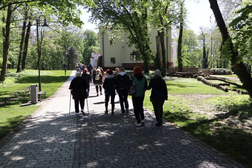 40-osobowa grupa seniorów z UTW-SP i Klubu Seniora "Dąb" wzięła udział w XLVI Ogólnopolskim Wiosennym Rajdzie do Kobylnicy w dniach 26 i 27 kwietnia 2025 roku