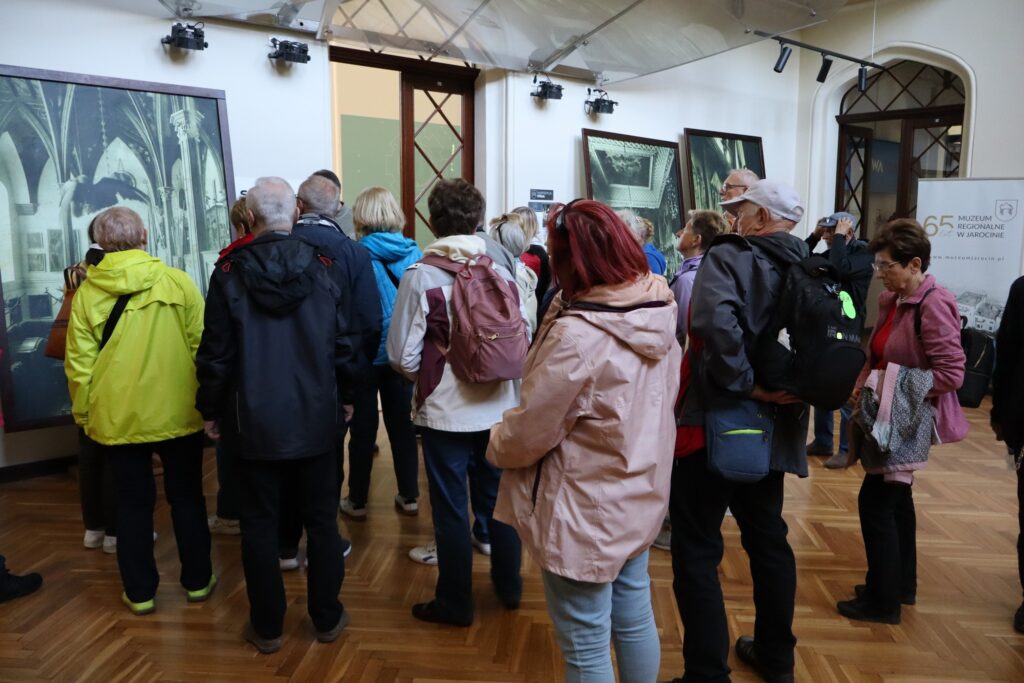40-osobowa grupa seniorów z UTW-SP i Klubu Seniora "Dąb" wzięła udział w XLVI Ogólnopolskim Wiosennym Rajdzie do Kobylnicy w dniach 26 i 27 kwietnia 2025 roku