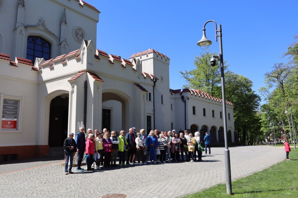 40-osobowa grupa seniorów z UTW-SP i Klubu Seniora "Dąb" wzięła udział w XLVI Ogólnopolskim Wiosennym Rajdzie do Kobylnicy w dniach 26 i 27 kwietnia 2025 roku