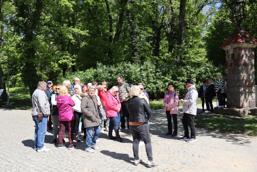 40-osobowa grupa seniorów z UTW-SP i Klubu Seniora "Dąb" wzięła udział w XLVI Ogólnopolskim Wiosennym Rajdzie do Kobylnicy w dniach 26 i 27 kwietnia 2025 roku