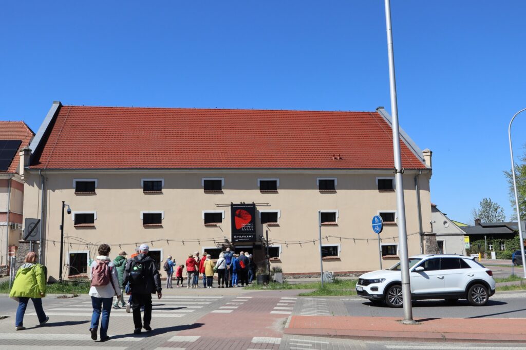 40-osobowa grupa seniorów z UTW-SP i Klubu Seniora "Dąb" wzięła udział w XLVI Ogólnopolskim Wiosennym Rajdzie do Kobylnicy w dniach 26 i 27 kwietnia 2025 roku