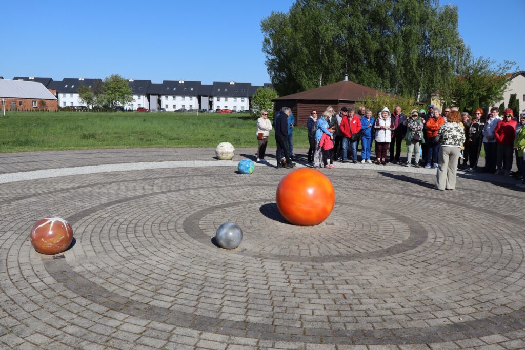 40-osobowa grupa seniorów z UTW-SP i Klubu Seniora "Dąb" wzięła udział w XLVI Ogólnopolskim Wiosennym Rajdzie do Kobylnicy w dniach 26 i 27 kwietnia 2025 roku