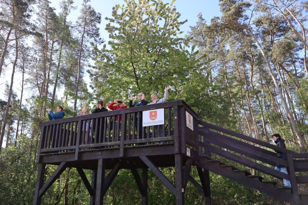 40-osobowa grupa seniorów z UTW-SP i Klubu Seniora "Dąb" wzięła udział w XLVI Ogólnopolskim Wiosennym Rajdzie do Kobylnicy w dniach 26 i 27 kwietnia 2025 roku