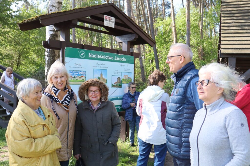 40-osobowa grupa seniorów z UTW-SP i Klubu Seniora "Dąb" wzięła udział w XLVI Ogólnopolskim Wiosennym Rajdzie do Kobylnicy w dniach 26 i 27 kwietnia 2025 roku
