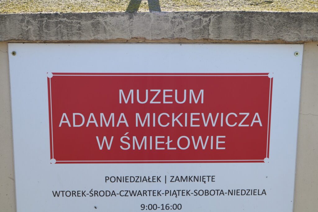 40-osobowa grupa seniorów z UTW-SP i Klubu Seniora "Dąb" wzięła udział w XLVI Ogólnopolskim Wiosennym Rajdzie do Kobylnicy w dniach 26 i 27 kwietnia 2025 roku