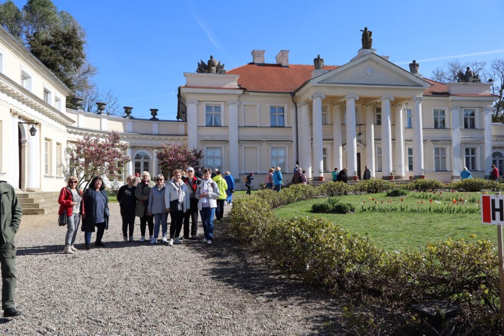 40-osobowa grupa seniorów z UTW-SP i Klubu Seniora "Dąb" wzięła udział w XLVI Ogólnopolskim Wiosennym Rajdzie do Kobylnicy w dniach 26 i 27 kwietnia 2025 roku