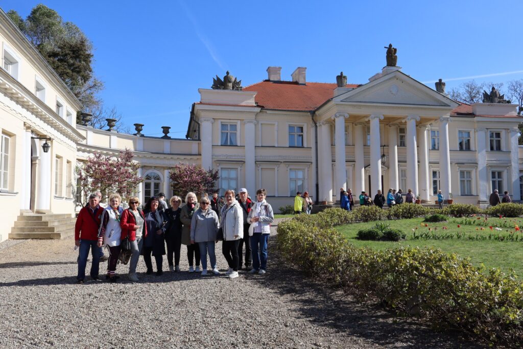 40-osobowa grupa seniorów z UTW-SP i Klubu Seniora "Dąb" wzięła udział w XLVI Ogólnopolskim Wiosennym Rajdzie do Kobylnicy w dniach 26 i 27 kwietnia 2025 roku