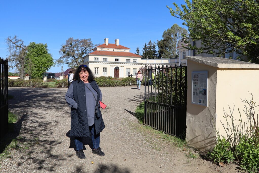 40-osobowa grupa seniorów z UTW-SP i Klubu Seniora "Dąb" wzięła udział w XLVI Ogólnopolskim Wiosennym Rajdzie do Kobylnicy w dniach 26 i 27 kwietnia 2025 roku