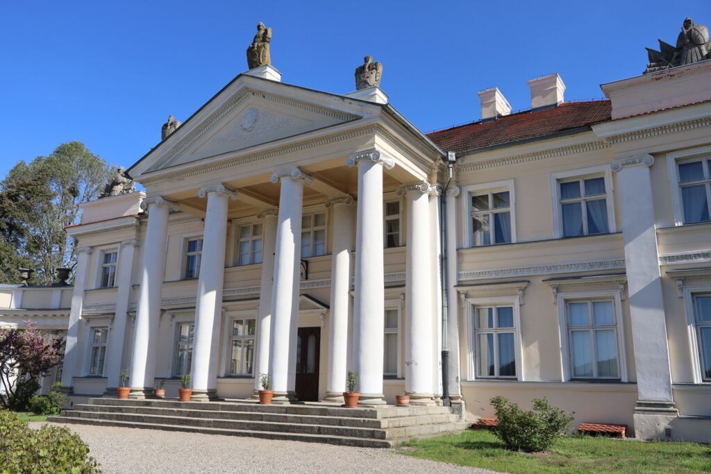 40-osobowa grupa seniorów z UTW-SP i Klubu Seniora "Dąb" wzięła udział w XLVI Ogólnopolskim Wiosennym Rajdzie do Kobylnicy w dniach 26 i 27 kwietnia 2025 roku