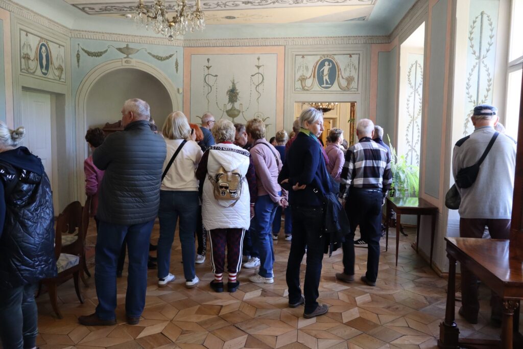 40-osobowa grupa seniorów z UTW-SP i Klubu Seniora "Dąb" wzięła udział w XLVI Ogólnopolskim Wiosennym Rajdzie do Kobylnicy w dniach 26 i 27 kwietnia 2025 roku