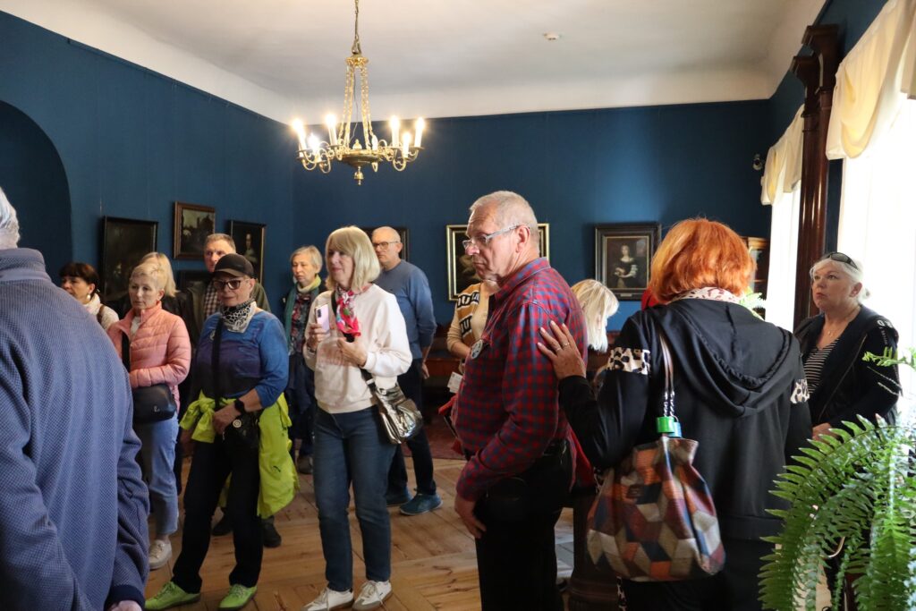 40-osobowa grupa seniorów z UTW-SP i Klubu Seniora "Dąb" wzięła udział w XLVI Ogólnopolskim Wiosennym Rajdzie do Kobylnicy w dniach 26 i 27 kwietnia 2025 roku