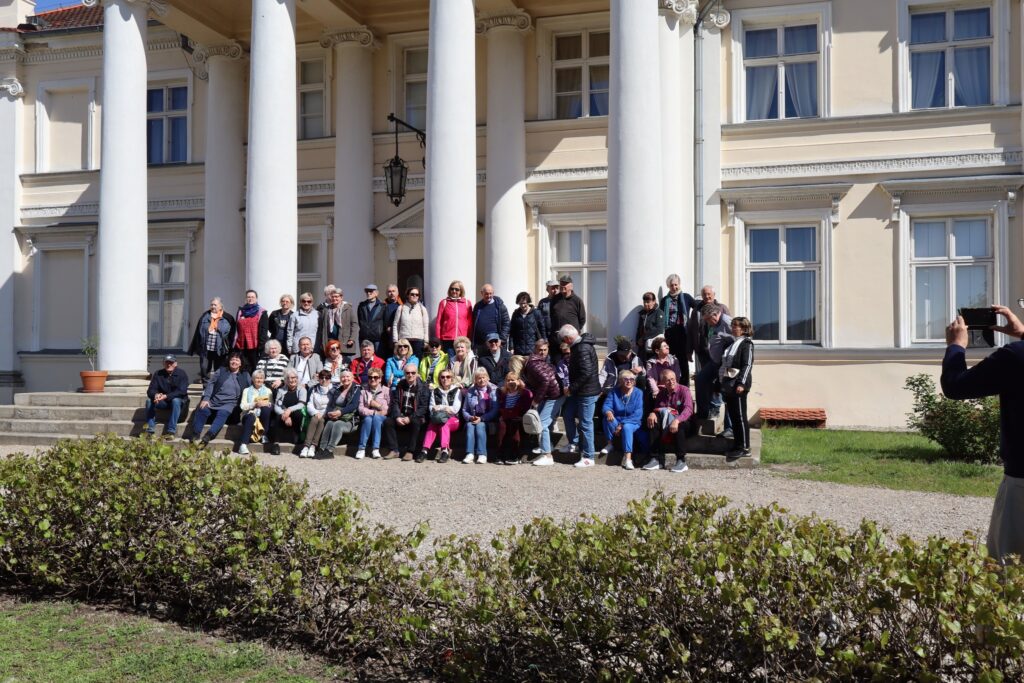 40-osobowa grupa seniorów z UTW-SP i Klubu Seniora "Dąb" wzięła udział w XLVI Ogólnopolskim Wiosennym Rajdzie do Kobylnicy w dniach 26 i 27 kwietnia 2025 roku