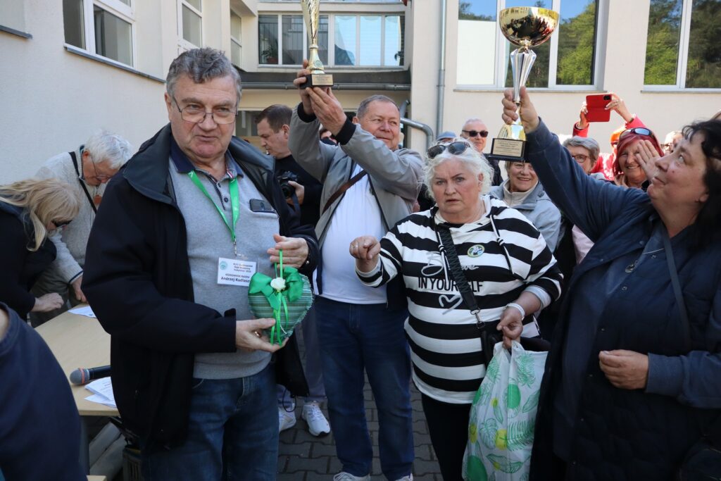 40-osobowa grupa seniorów z UTW-SP i Klubu Seniora "Dąb" wzięła udział w XLVI Ogólnopolskim Wiosennym Rajdzie do Kobylnicy w dniach 26 i 27 kwietnia 2025 roku