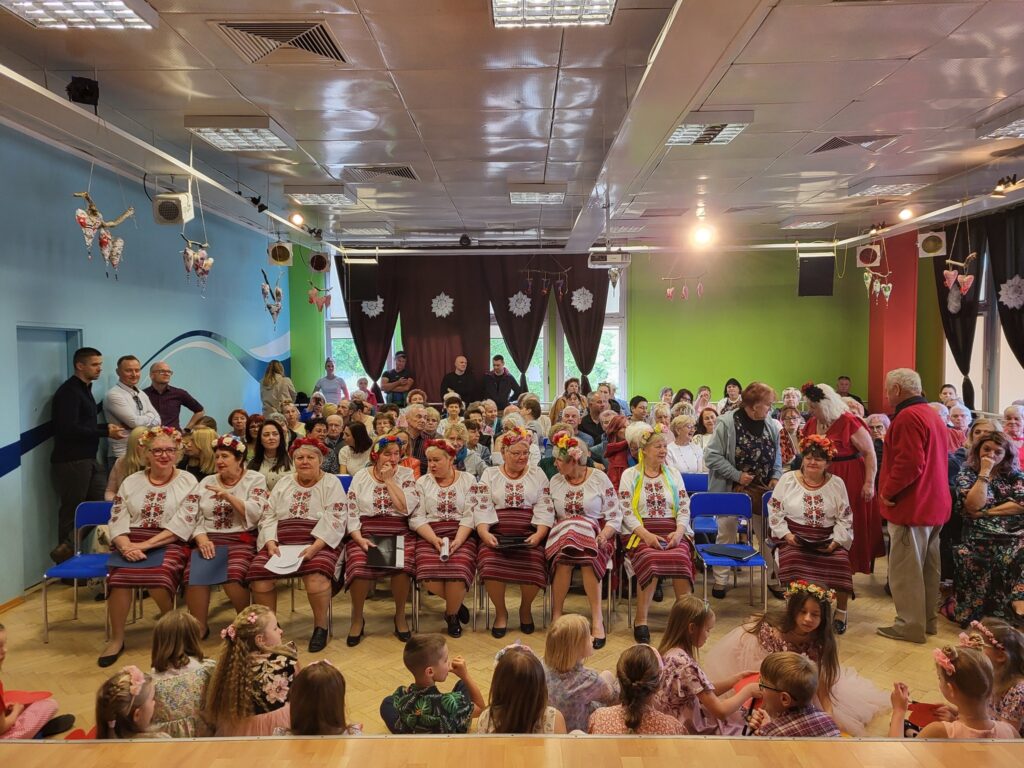 Zdjęcie przedstawia widzów koncertu „Dla Ciebie, Mamo!” w klubie "Dąb"