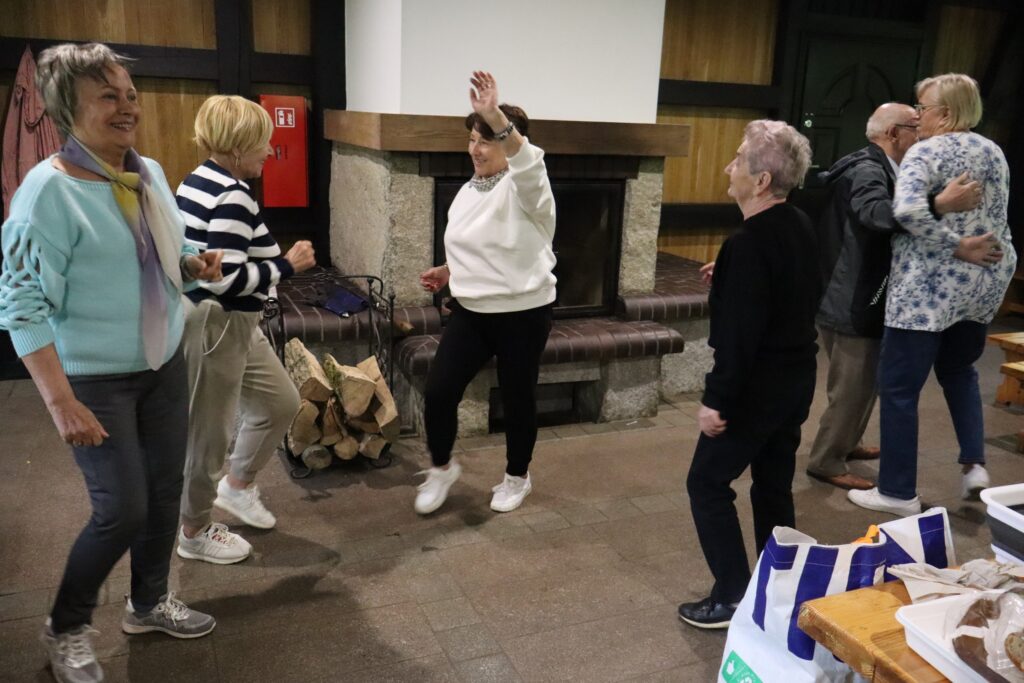 impreza plenerowa seniorów w Ogrodzie Dendrologicznym w Glinnej