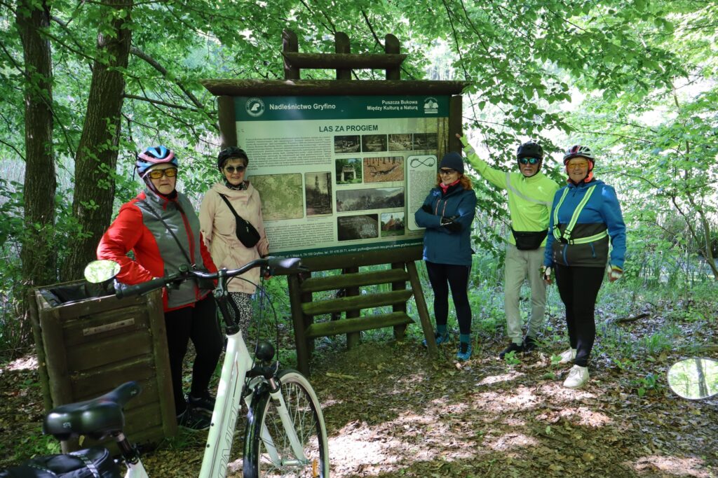 impreza plenerowa Klubu Seniora "Dąb" w Ogrodzie Dendrologicznym w Glinnej