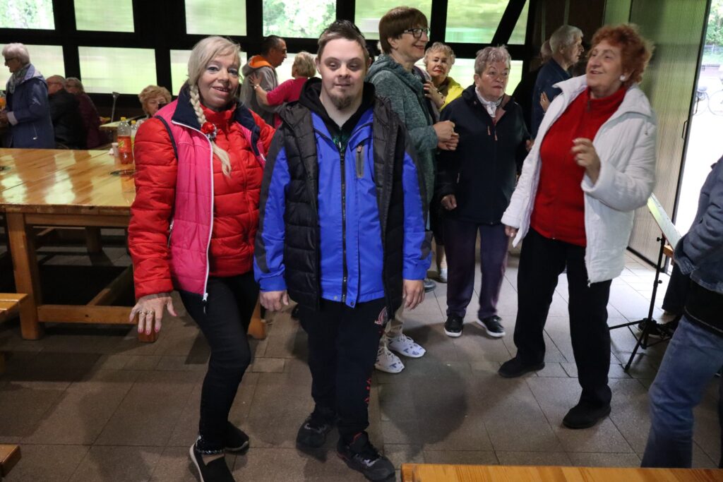 impreza plenerowa seniorów w Ogrodzie Dendrologicznym w Glinnej
